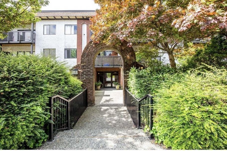 203 211 W 3rd Street North Vancouver, BC - 1