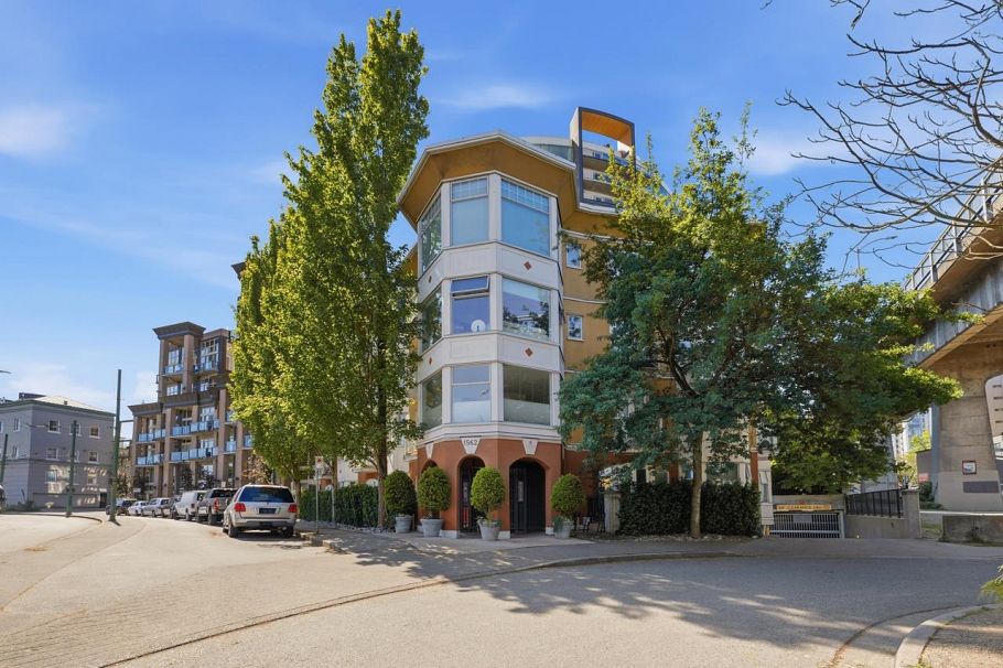 401 1562 W 5th Avenue Vancouver, BC - 1