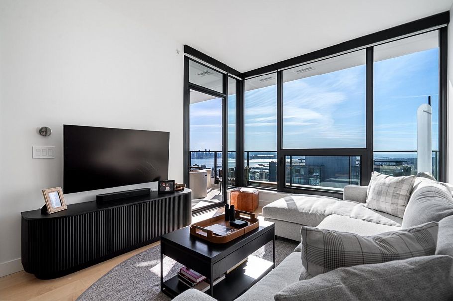 135 E 13th Street North Vancouver, BC - 11