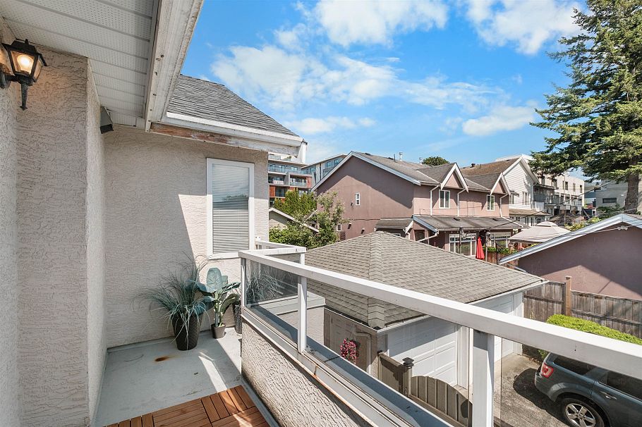 230 St. Patricks Avenue North Vancouver, BC - 11
