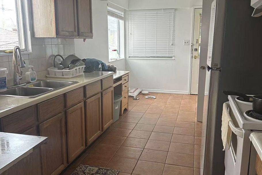 1380 E 54th Avenue Vancouver, BC - 2