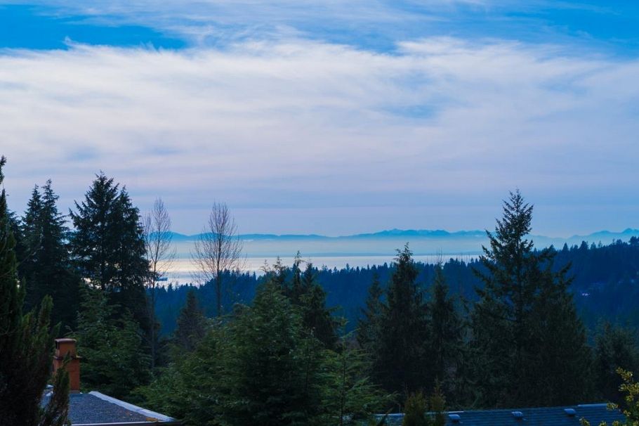 5240 Malaspina Place North Vancouver, BC - 2