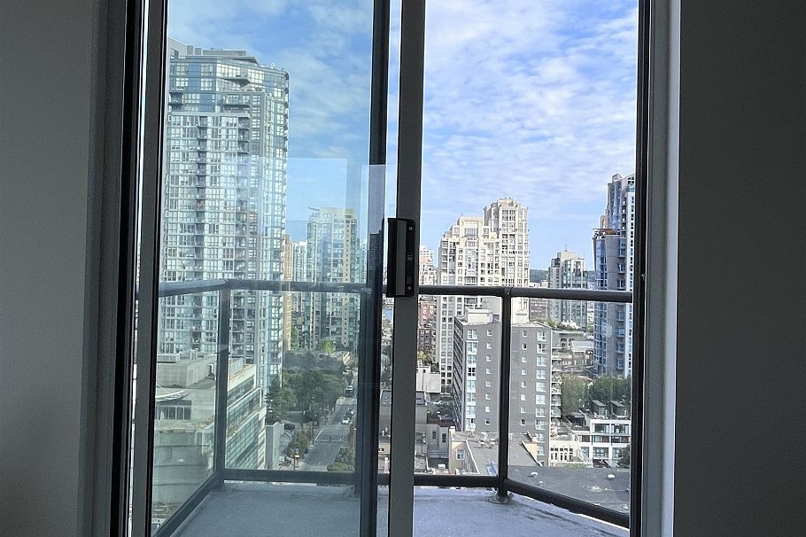 1602 1212 Howe Street Vancouver, BC - 4