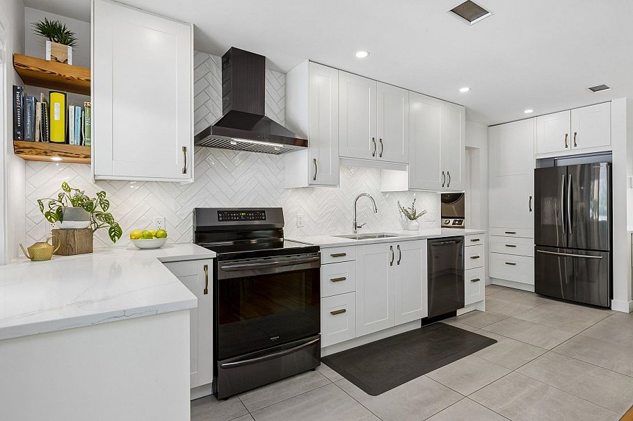 1214 Eastview Road North Vancouver, BC - 12