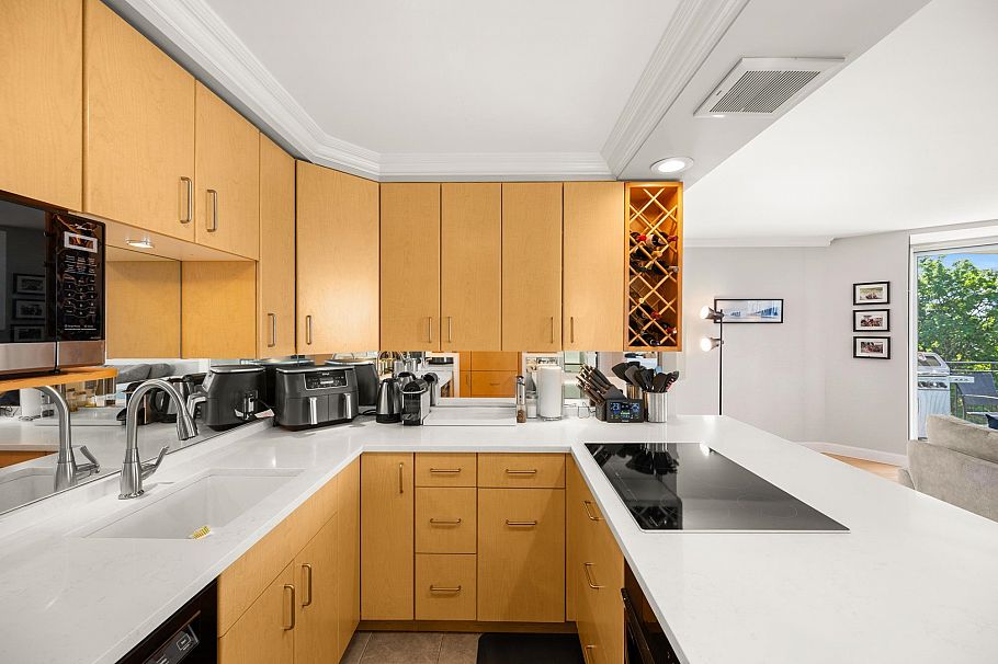 601 1575 Beach Avenue Vancouver, BC - 9