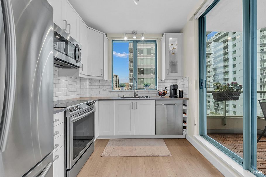 801 140 E 14 Street North Vancouver, BC - 1