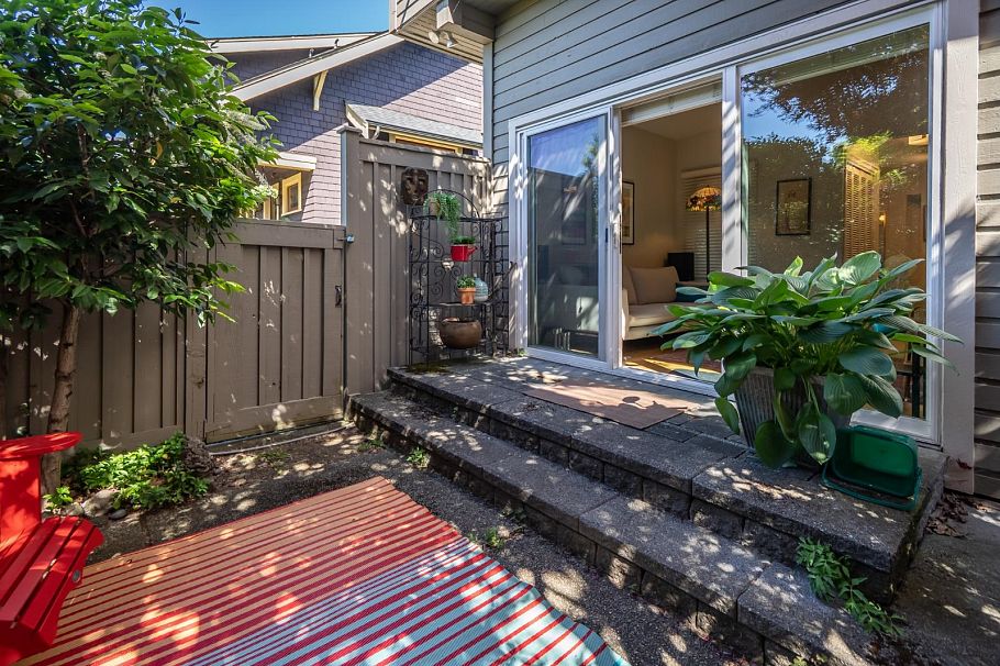 2413 W 5th Avenue Vancouver, BC - 9