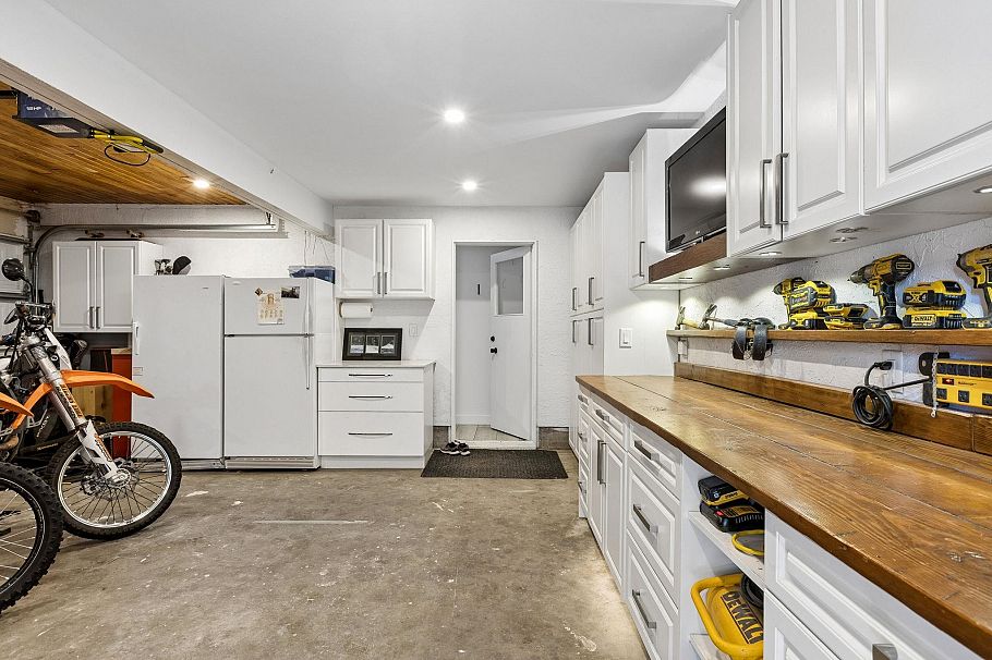 1214 Eastview Road North Vancouver, BC - 35