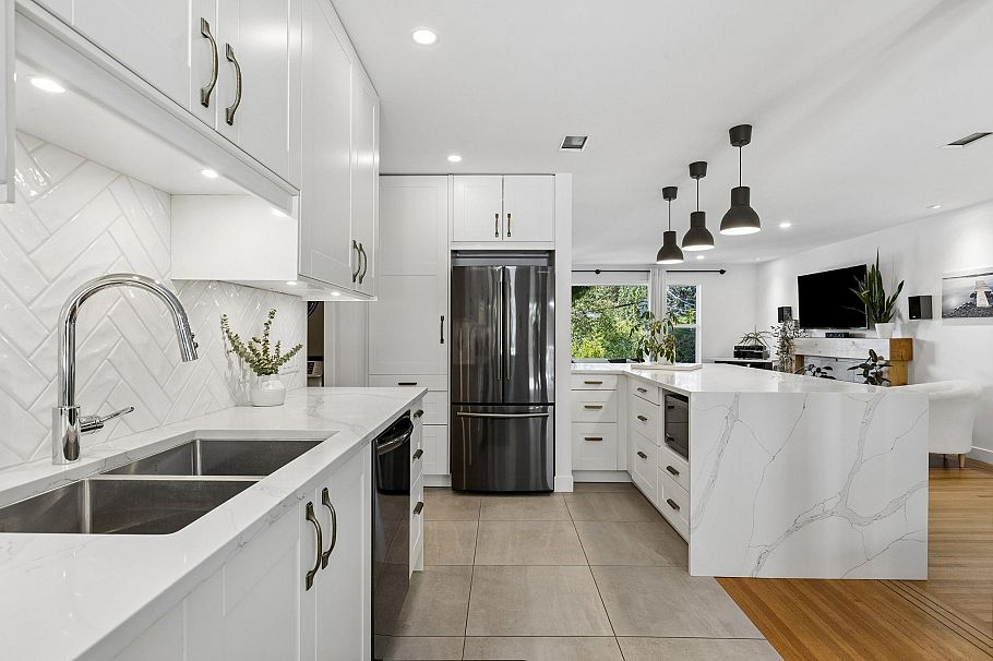 1214 Eastview Road North Vancouver, BC - 11