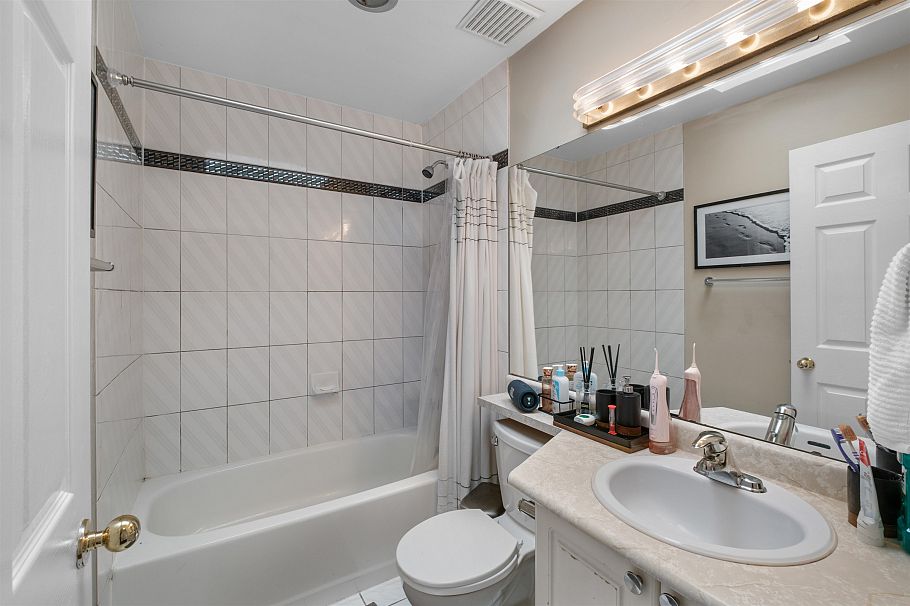 230 St. Patricks Avenue North Vancouver, BC - 16