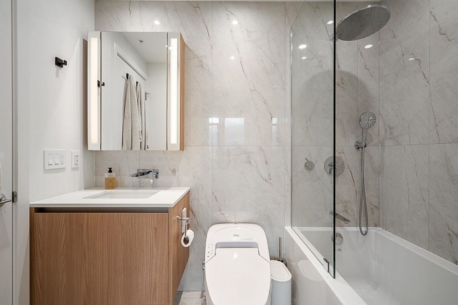 135 E 13th Street North Vancouver, BC - 14