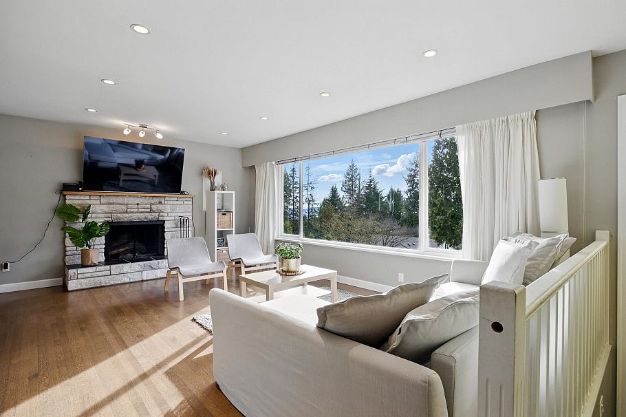 4938 Redonda Drive North Vancouver, BC - 1