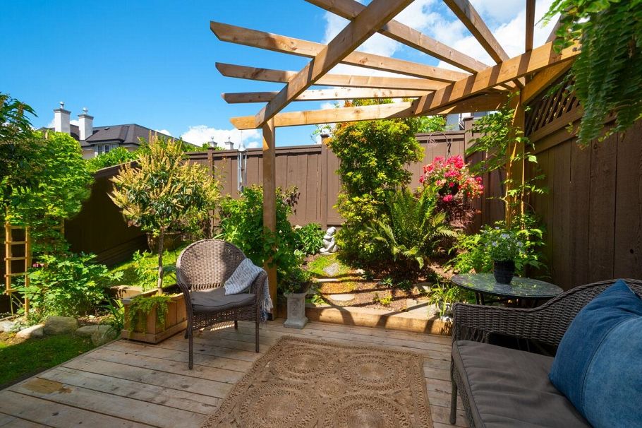 10 230 W 14 Street North Vancouver, BC - 1