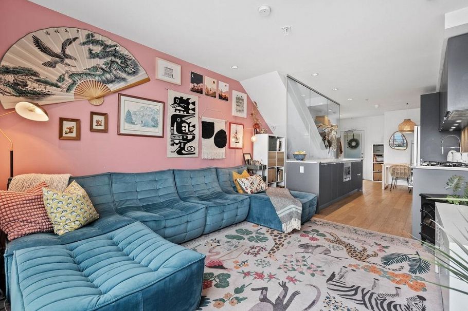 311 1647 E Pender Street Vancouver, BC - 5