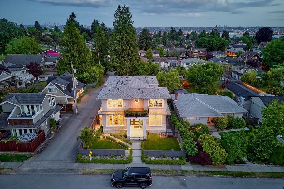 449 E 15th Street North Vancouver, BC - 37