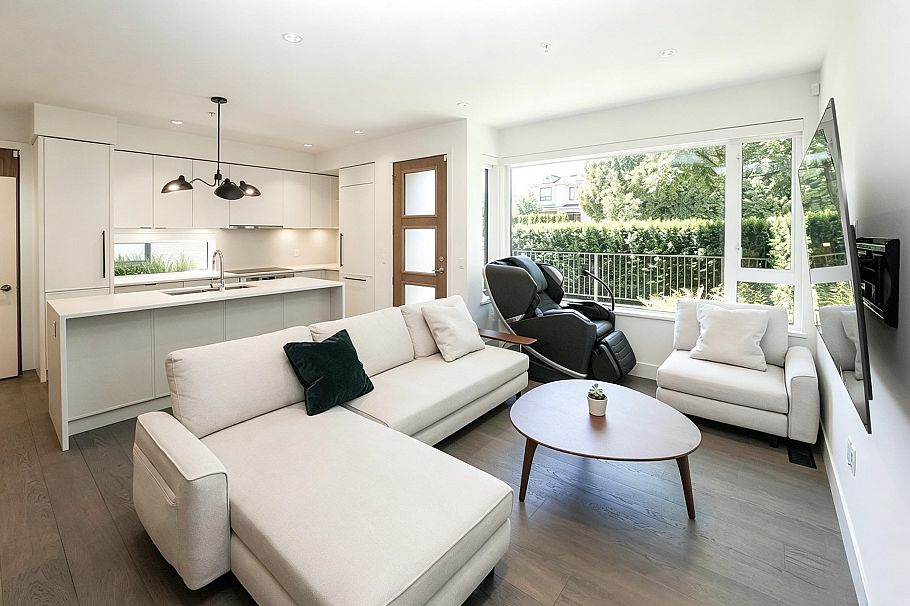6840 Oak Street Vancouver, BC - 1