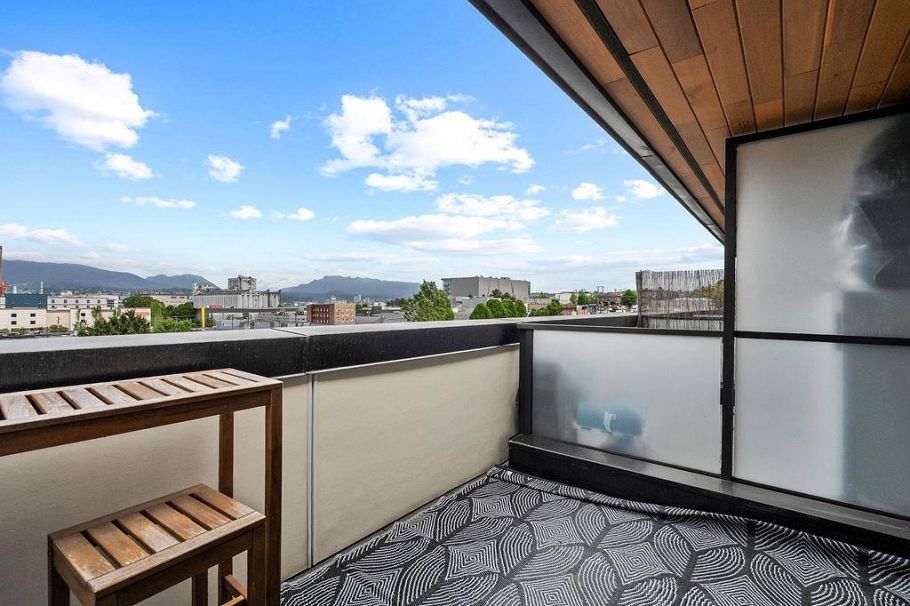 311 1647 E Pender Street Vancouver, BC - 24