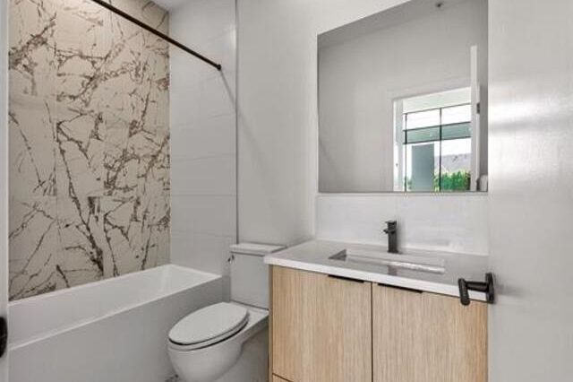 563 422 E 3rd Street North Vancouver, BC - 4