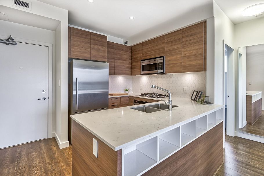 402 1061 Marine Drive North Vancouver, BC - 2
