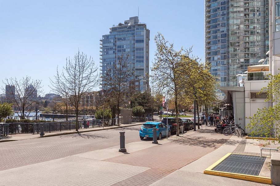 3205 193 Aquarius Mews Vancouver, BC - 30