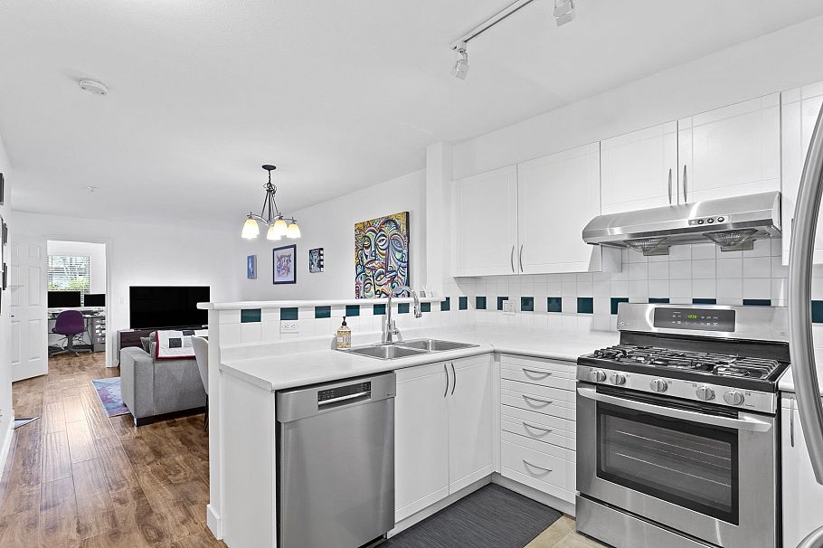 104 688 E 16th Avenue Vancouver, BC - 11