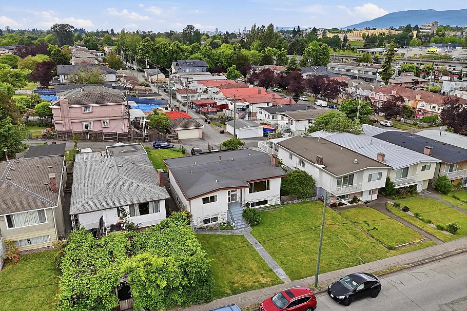 3063 Renfrew Street Vancouver, BC - 2