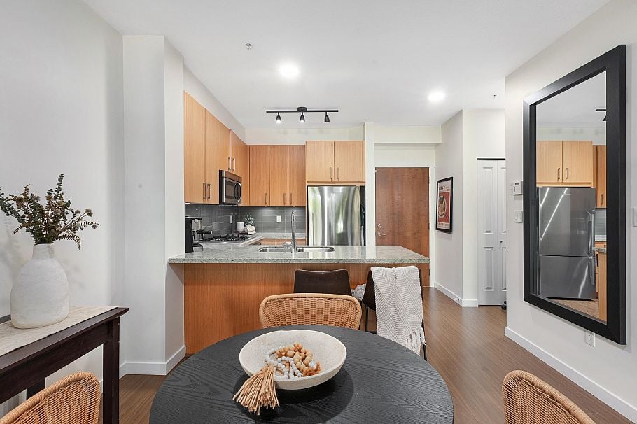 113 119 W 22nd Street North Vancouver, BC - 7