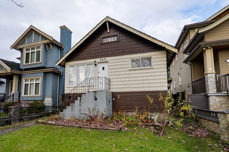 869 W 60th Avenue Vancouver, BC - 1