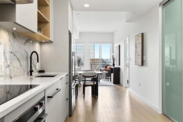 563 422 E 3rd Street North Vancouver, BC - 2