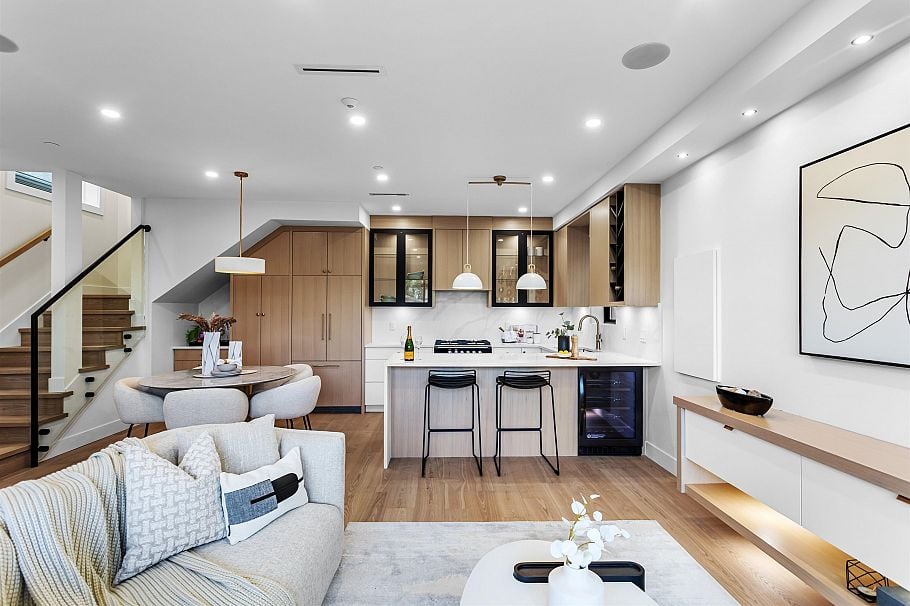 1 165 E 45th Avenue Vancouver, BC - 5