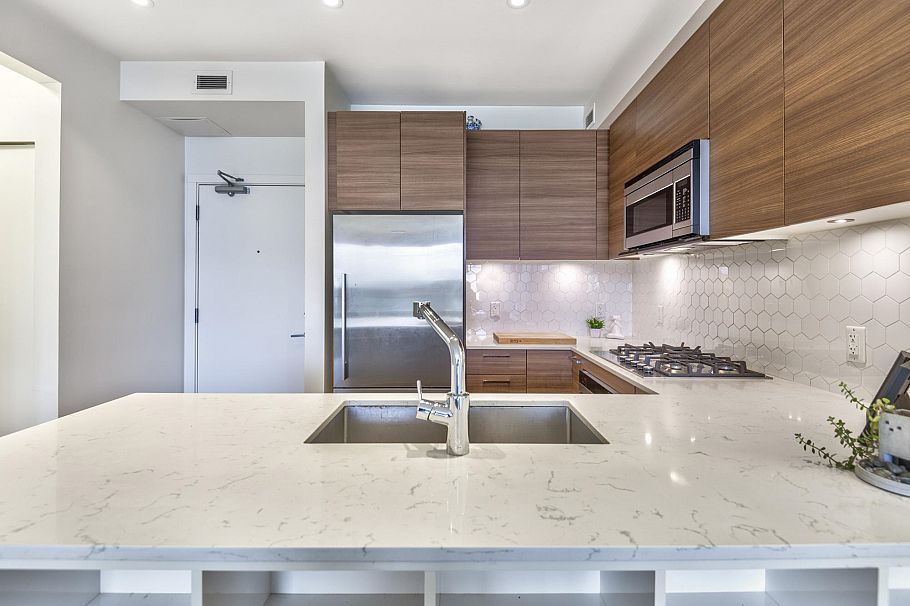 402 1061 Marine Drive North Vancouver, BC - 3