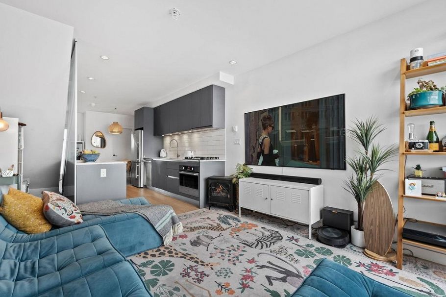 311 1647 E Pender Street Vancouver, BC - 3