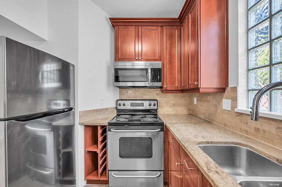 110 125 W 18th Street North Vancouver, BC - 14