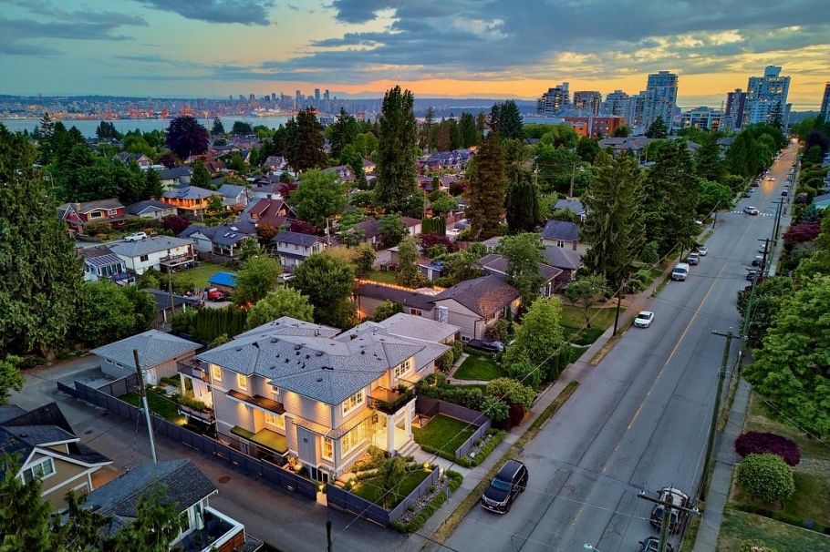 449 E 15th Street North Vancouver, BC - 36