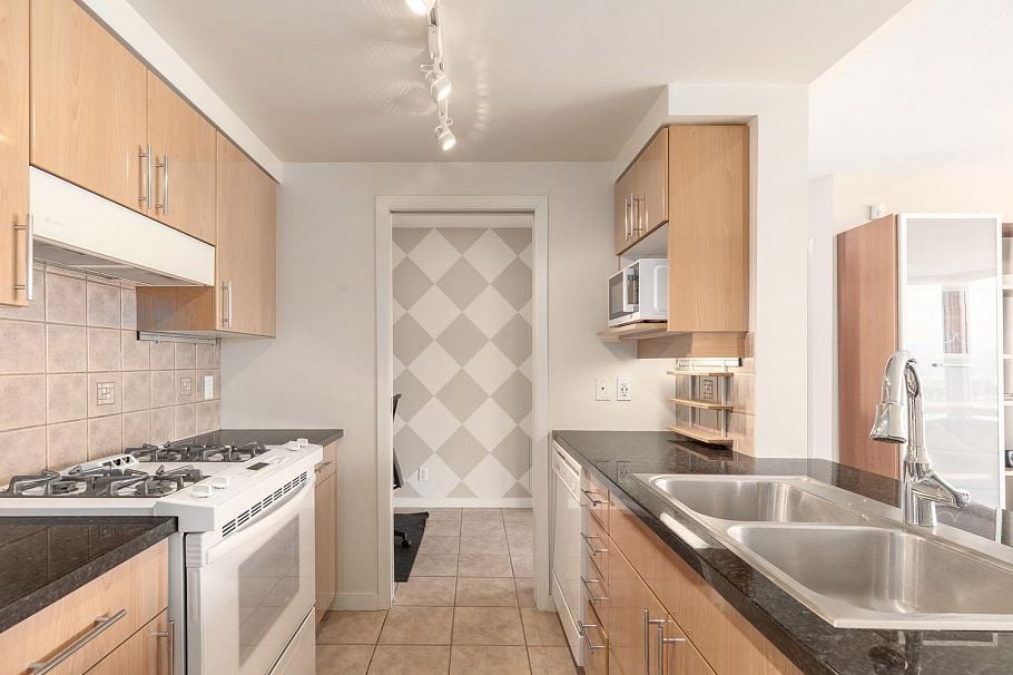 3205 193 Aquarius Mews Vancouver, BC - 11