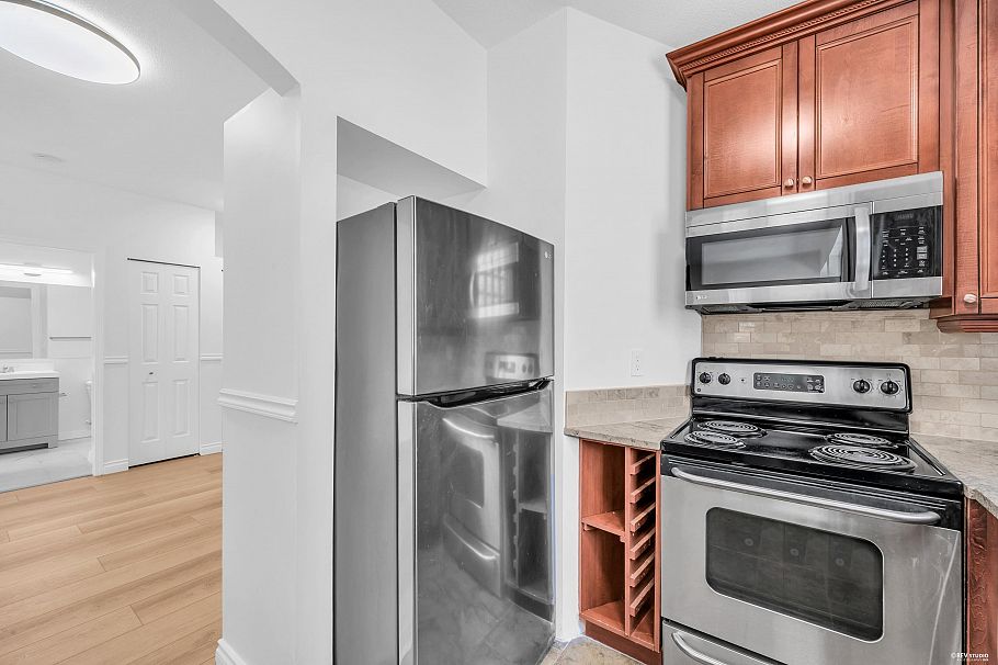 110 125 W 18th Street North Vancouver, BC - 11