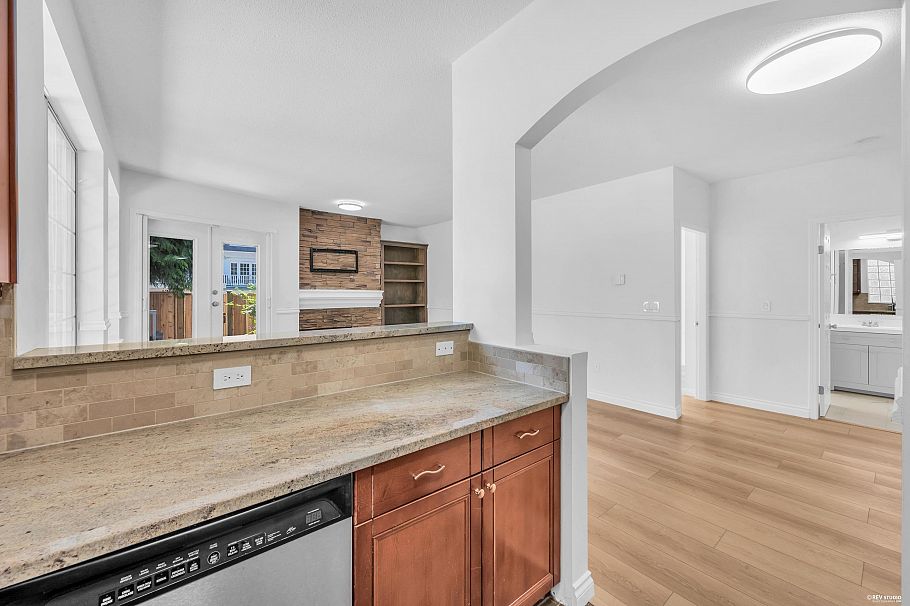 110 125 W 18th Street North Vancouver, BC - 15