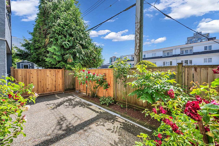 110 125 W 18th Street North Vancouver, BC - 28