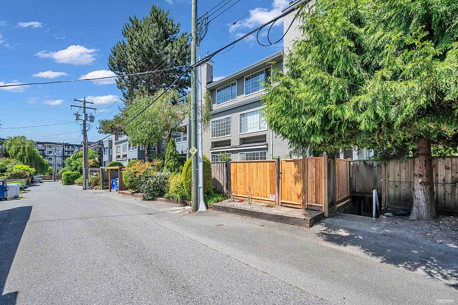 110 125 W 18th Street North Vancouver, BC - 36