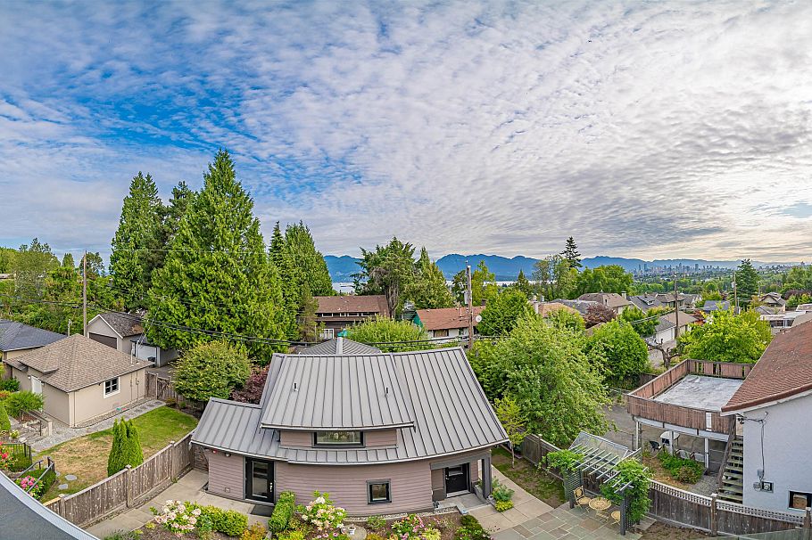 3853 W 14th Avenue Vancouver, BC - 1