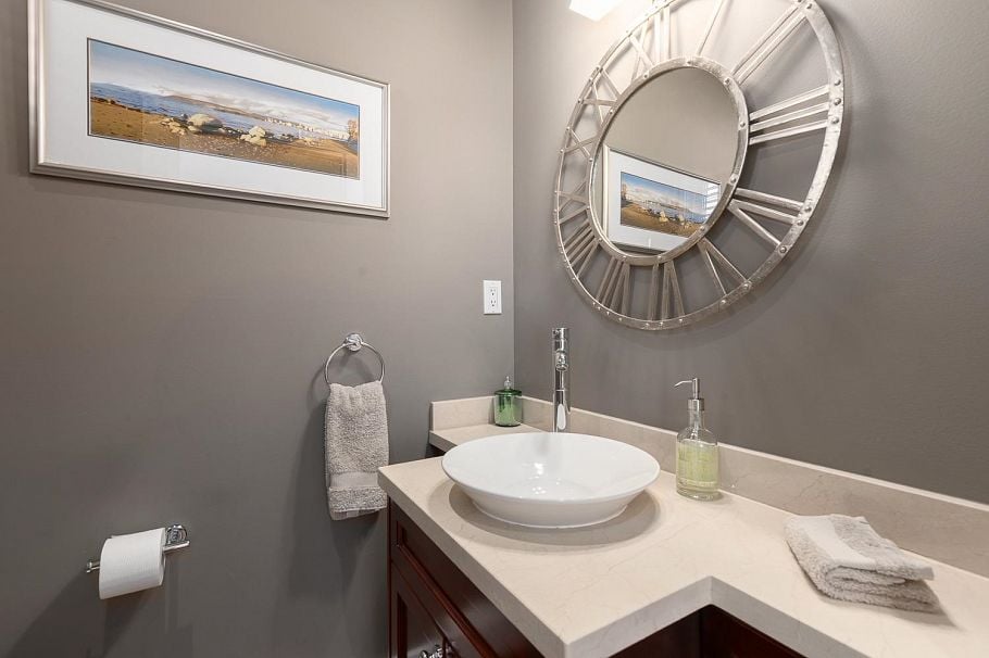 227 E 17 Street North Vancouver, BC - 10