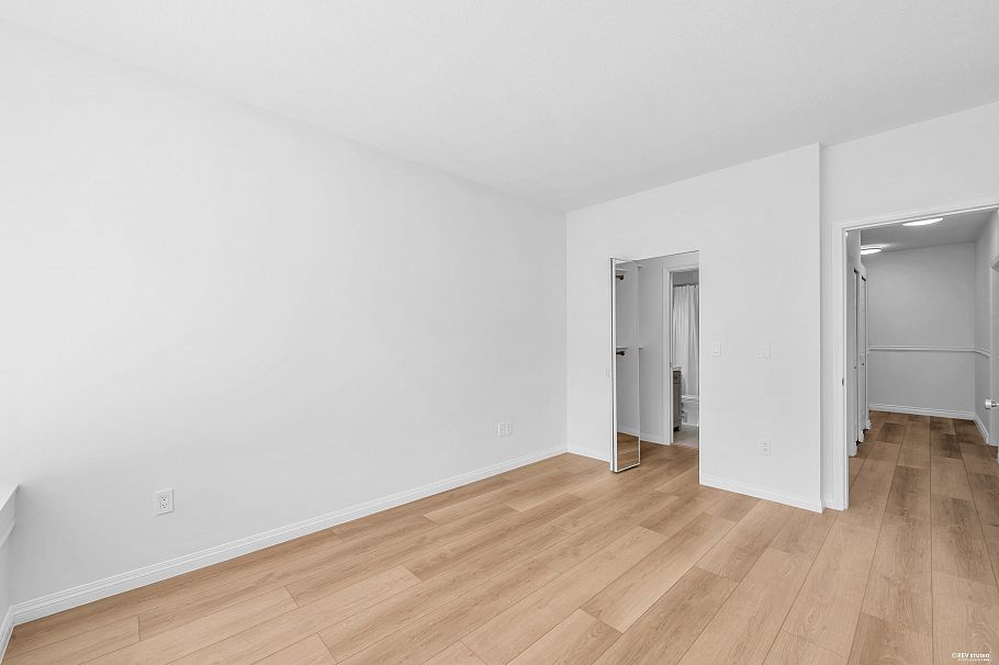 110 125 W 18th Street North Vancouver, BC - 18