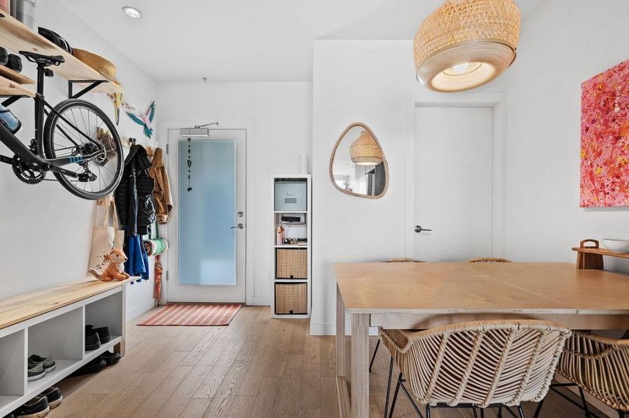 311 1647 E Pender Street Vancouver, BC - 3