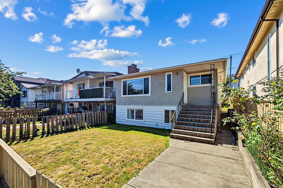 2514 E 27th Avenue Vancouver, BC - 1