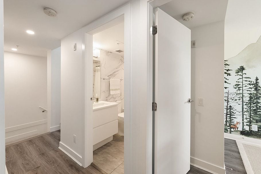 215 2060 Curling Road North Vancouver, BC - 28