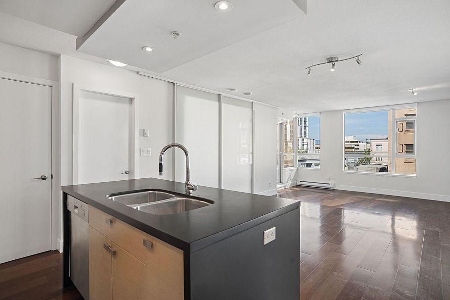 403 1530 W 8th Avenue Vancouver, BC - 4