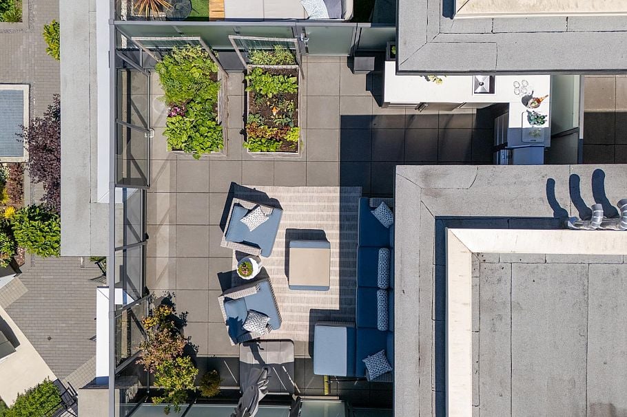 215 2060 Curling Road North Vancouver, BC - 2