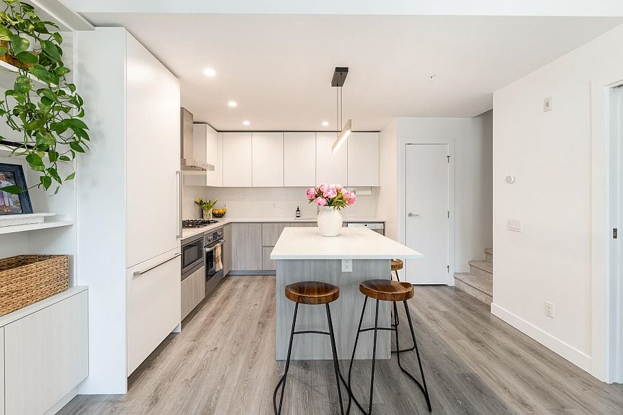 215 2060 Curling Road North Vancouver, BC - 11