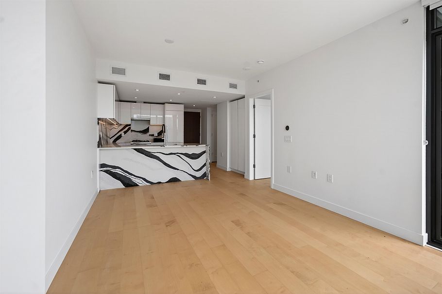 1304 135 E 13th Street North Vancouver, BC - 3