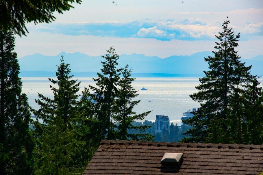 530 E Queens Road North Vancouver, BC - 3
